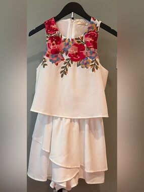 Andree By Unit White Lined Floral Embroidered Sleeveless Romper Size Small NWT